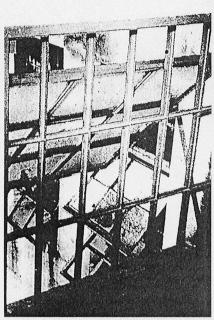 東京拘置所の階段の窓（『巣鴨プリズン記念写真』より）